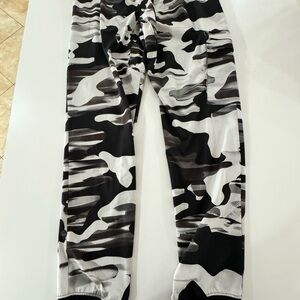 Under Armour YXL Camouflage Cargo Pants